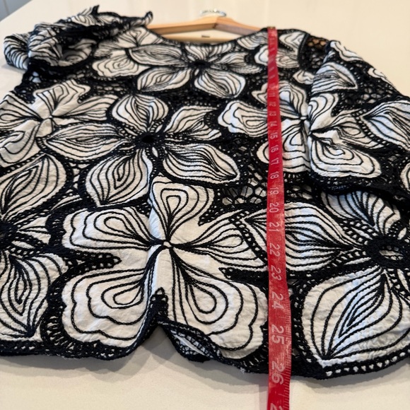 Cato Floral Black White Crochet Cotton Top Size Medium - Picture 6 of 7
